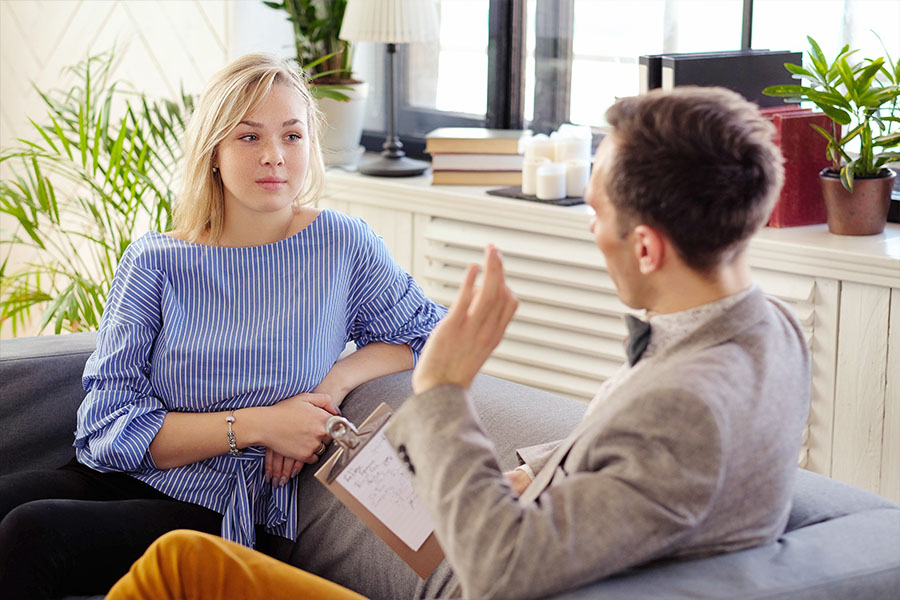 Young lady with therapist during DBT Therapy Phoenix Young lady with therapist during DBT Therapy Phoenix